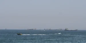 EUA lançam novos ataques ao Irã; forças iranianas fecham Ormuz