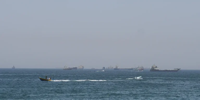 EUA lançam novos ataques ao Irã; forças iranianas fecham Ormuz